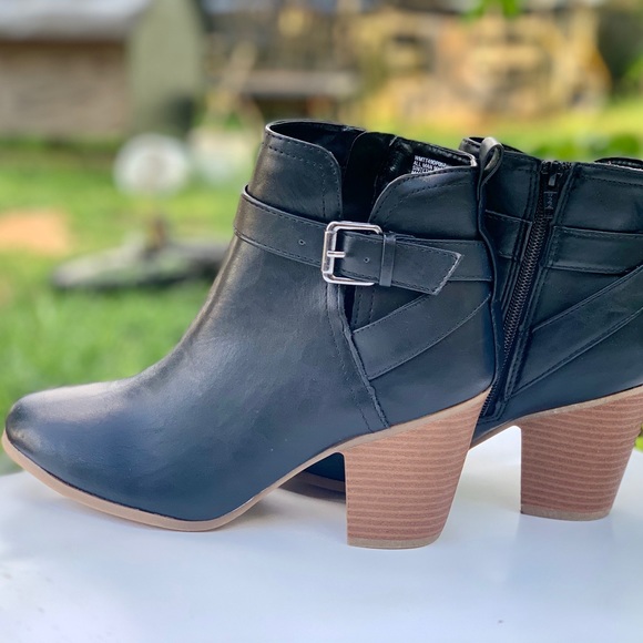 Time and Tru Shoes - Ladies Ankle Strap Boots Memory Foam Black Shoe